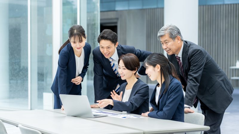 動画 映像制作 士業 税理士 弁護士 会議でパソコンを見るビジネスパーソンたち