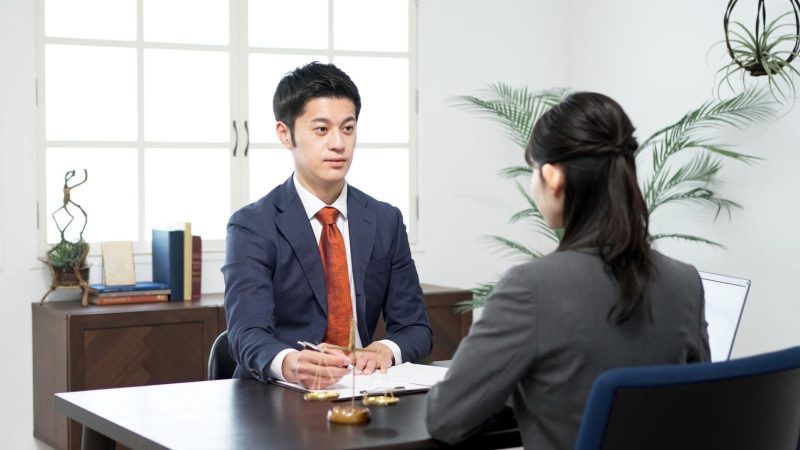 動画 映像制作 士業 税理士 弁護士 弁護士と相談する女性