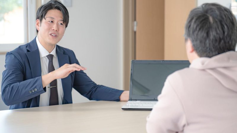 動画 映像制作 士業 税理士 弁護士 男性がノートパソコンを指差して話す