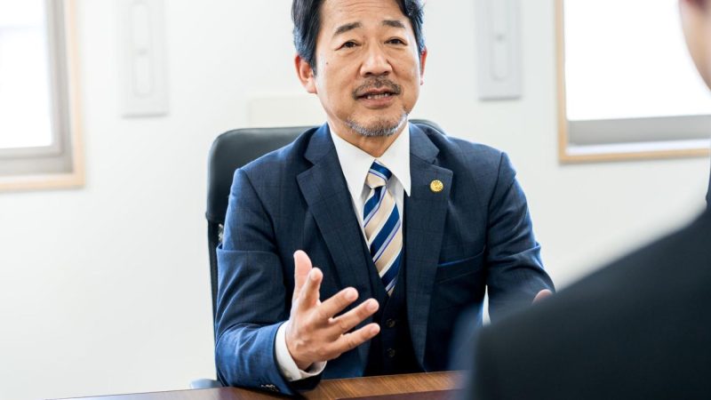 動画 映像制作 士業 税理士 弁護士 弁護士が会議で話している