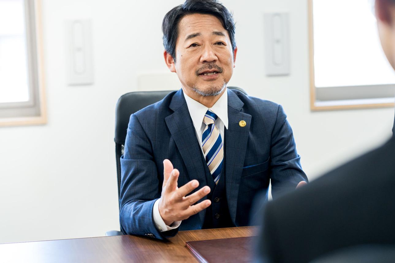 動画 映像制作 士業 税理士 弁護士 弁護士が会議で話している