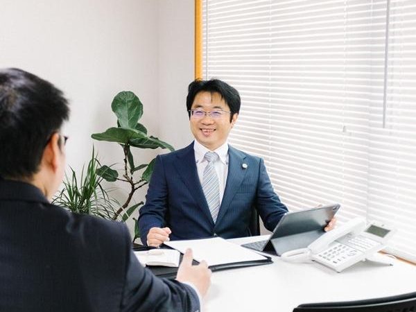 動画 映像制作 士業 税理士 弁護士 会議室でタブレットを操作する男性