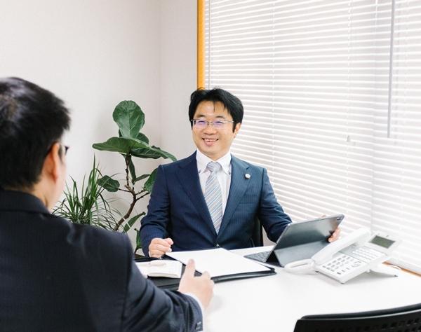 動画 映像制作 士業 税理士 弁護士 会議室でタブレットを操作する男性